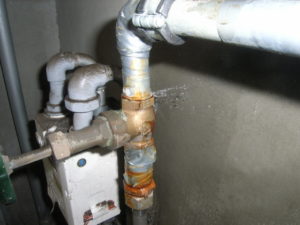 管の孔食による漏水状況